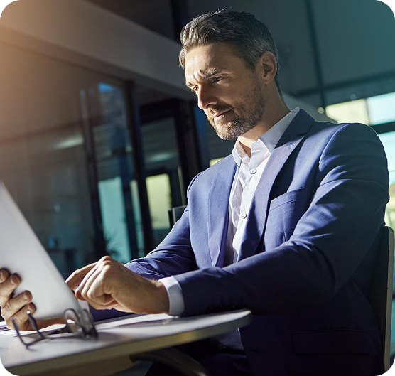 Homme d'affaires travaillant sur tablette