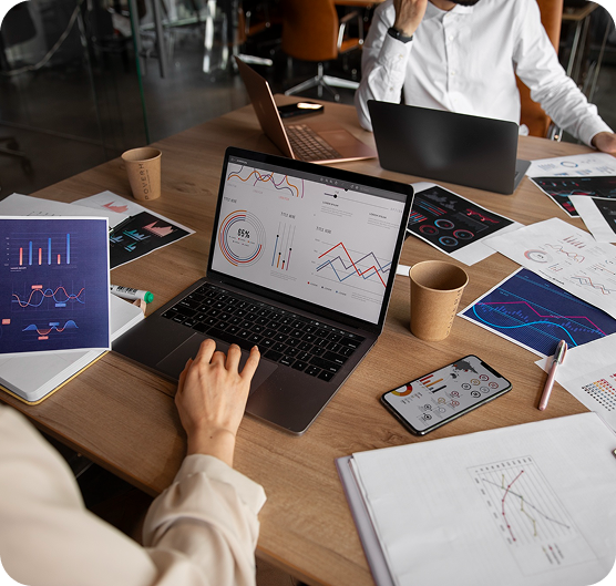 Homme d'affaires travaillant sur tablette